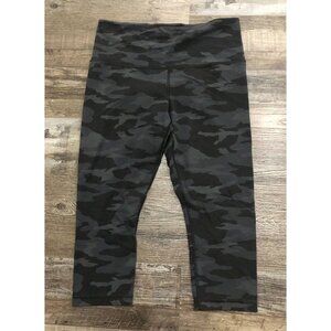 Athleta Womens Medium Gray & Black Camo Hi Rise Capri Leggings